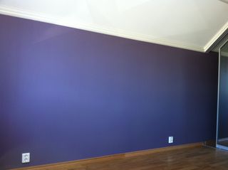 Blåmalt vegg innvendig i enebolig